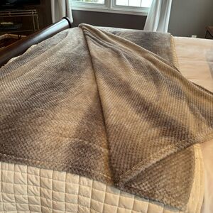 Adirondack by Berkshire Blanket very soft fuzzy ombre’ blanket full/queen gray